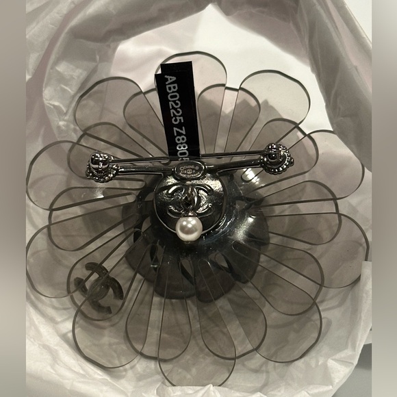 CHANEL (Fall 2019) Black & White Pearl & Crystal CC Lucite Camellia Brooch - Picture 8 of 10